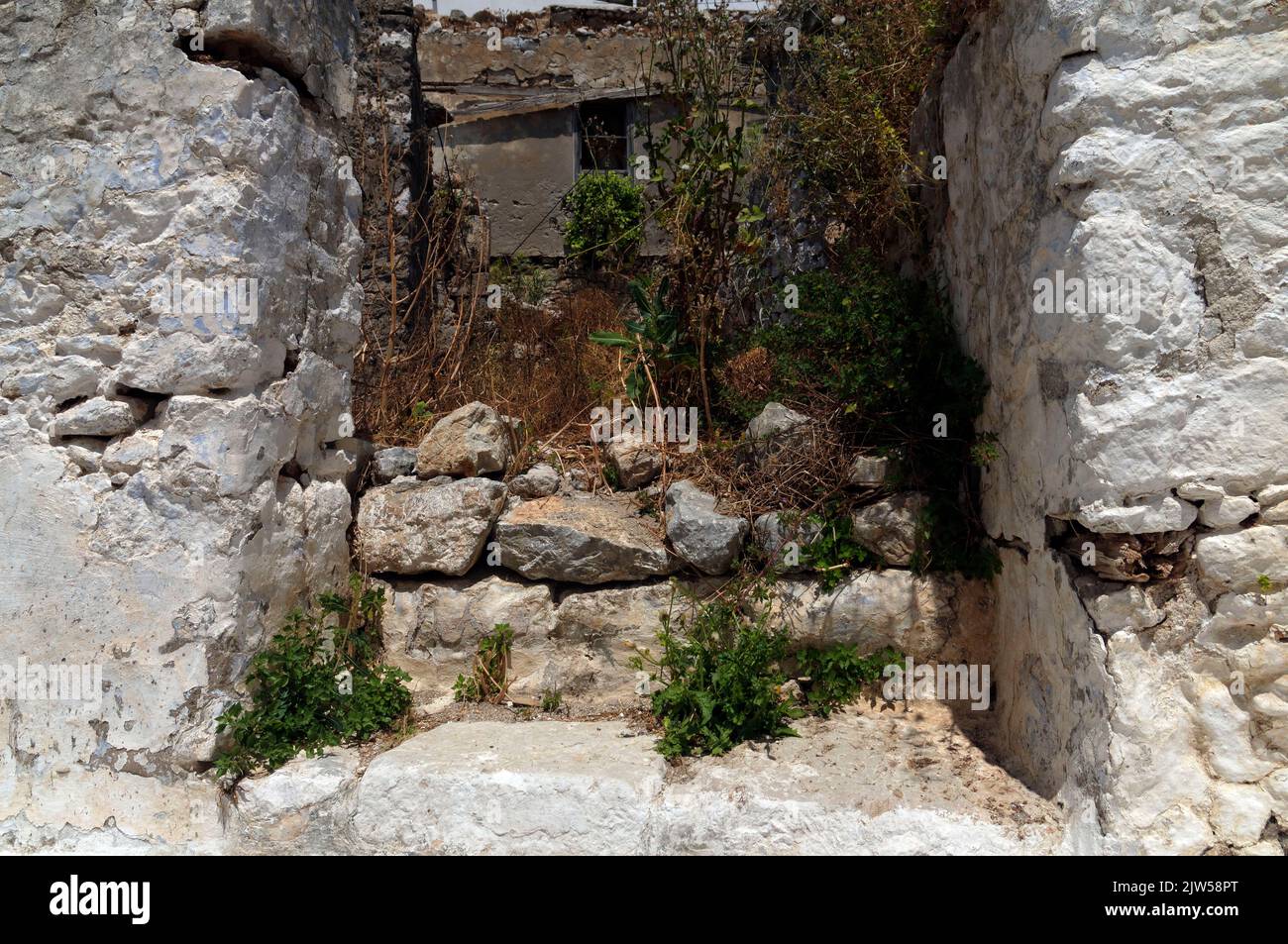 Tilos strada laterale isola, Megalo Chorio. Vecchio cancello giardino e muro imbiancato. Grecia. Maggio 2022. Molla Foto Stock