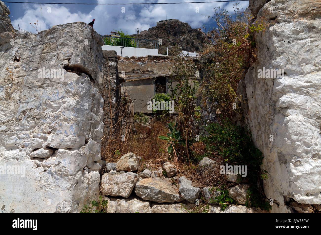 Tilos strada laterale isola, Megalo Chorio. Vecchio cancello giardino e muro imbiancato. Grecia. Maggio 2022. Molla Foto Stock