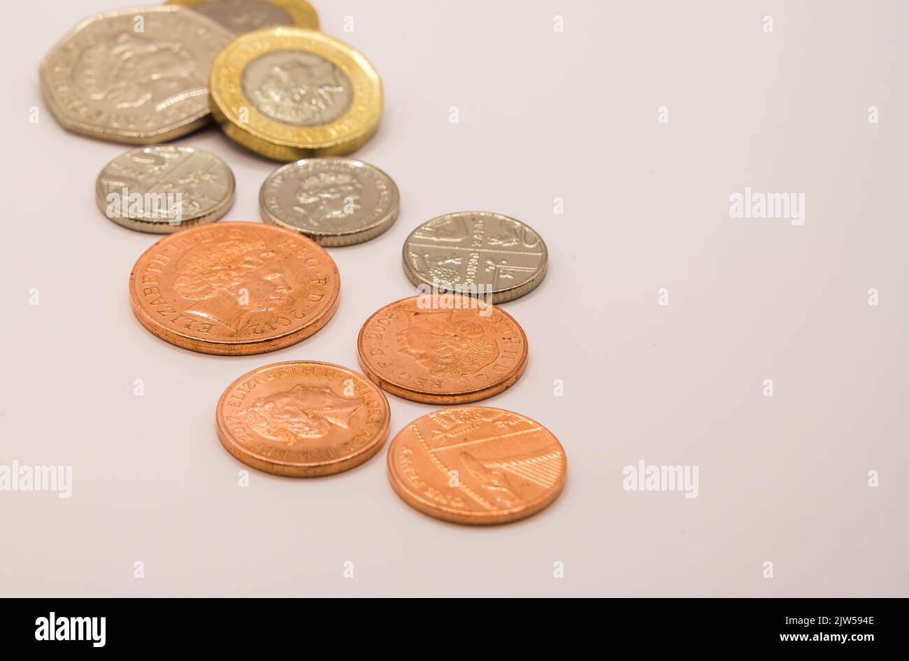 Dettaglio primo piano di monete in sterline britanniche lucenti Foto Stock
