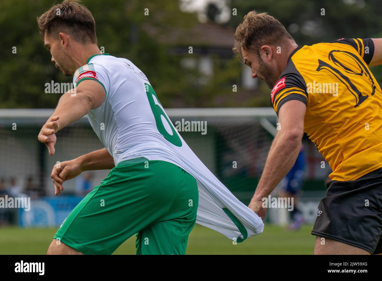 No 19 affrontare tira e allunga la maglia del No 6 in una partita di calcio di fa Cup (calcio britannico), Cray Wanderers vs Bognor Regis Town Football Club. Foto Stock