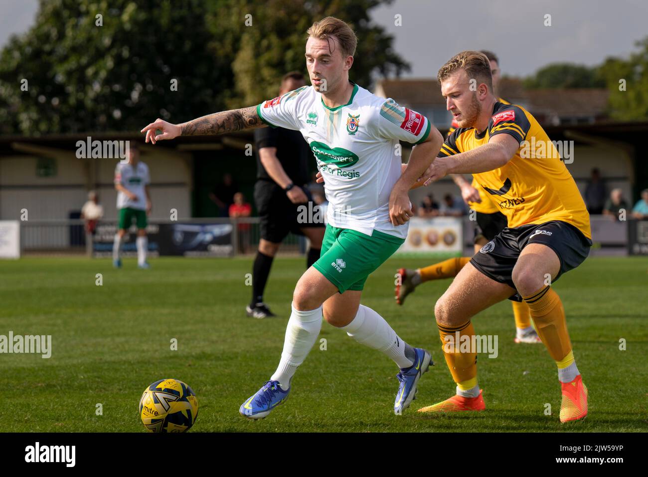 Due giocatori competono e si sfidano per la palla in una partita di calcio della fa Cup (calcio britannico) tra Cray Wanderers e il Bognor Regis Town Football Club. Foto Stock