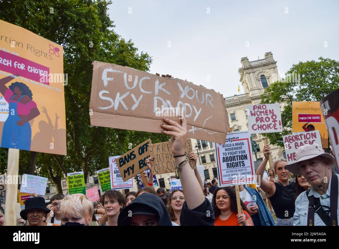 Londra, Regno Unito. 3rd settembre 2022. Un protester pro-choice tiene un messaggio per il gruppo anti-aborto. I manifestanti pro-choice si sono riuniti in Piazza del Parlamento in risposta alla marcia per la vita, un rally anti-aborto, che si stava svolgendo. I gruppi anti-aborto nel Regno Unito sono stati incoraggiati dagli eventi negli Stati Uniti, con relazioni che suggeriscono che i gruppi di interesse statunitensi stanno finanziando campagne anti-aborto nel Regno Unito. Credit: Vuk Valcic/Alamy Live News Foto Stock