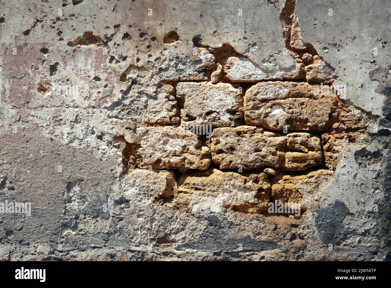 Muro di mattoni con caduto intonaco Foto Stock