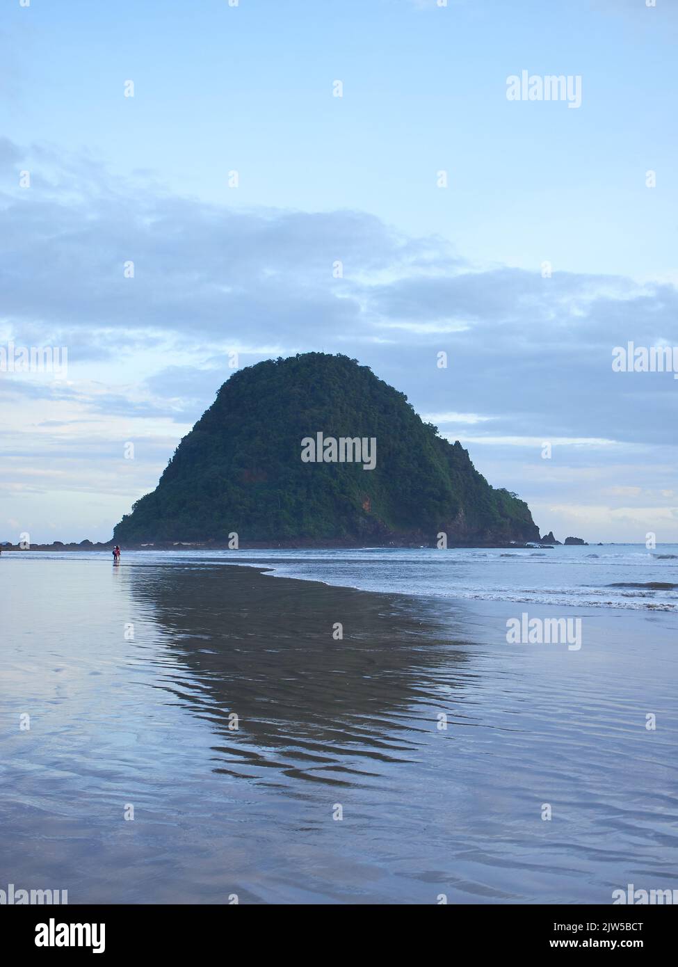 L'atmosfera della spiaggia di Red Island e' una delle destinazioni turistiche in Banyuwangi Foto Stock