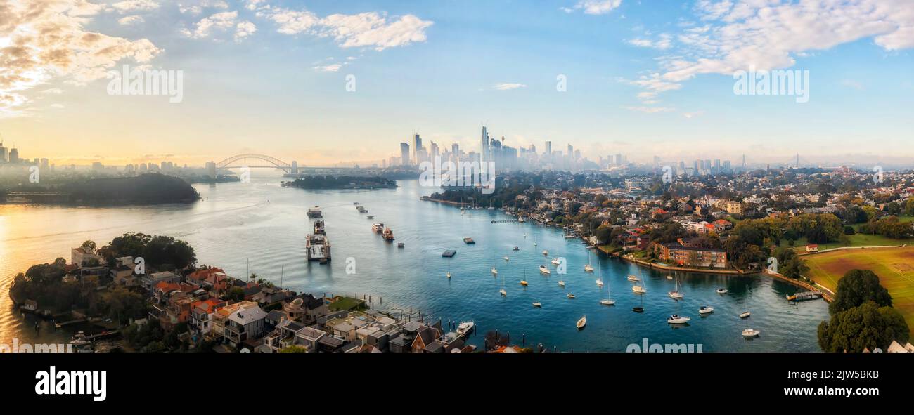 Le baie del fiume Parramatta nella città di Sydney al sole della mattina con nebbia nel panorama aereo verso le alte torri dello skyline del CBD di Sydney. Foto Stock