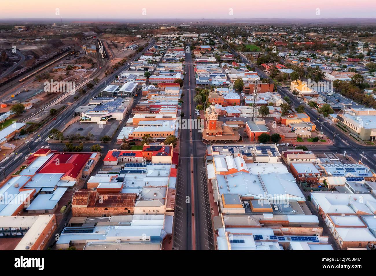 Principale strada amministrativa dello shopping nella città mineraria di Broken Hill dell'entroterra rurale dell'Australia - vista aerea dell'alba. Foto Stock