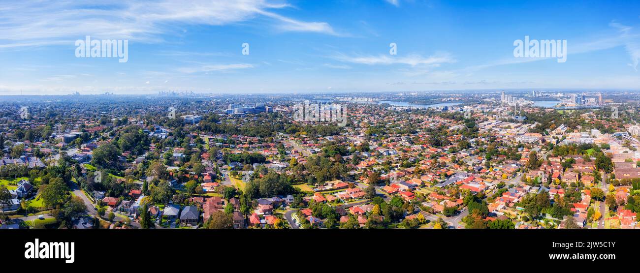 Western Sydney City of Ryde sobborghi nell'area di Greater Sydney lungo il fiume Parramatta - vista aerea verso il lontano skyline del CBD della città. Foto Stock