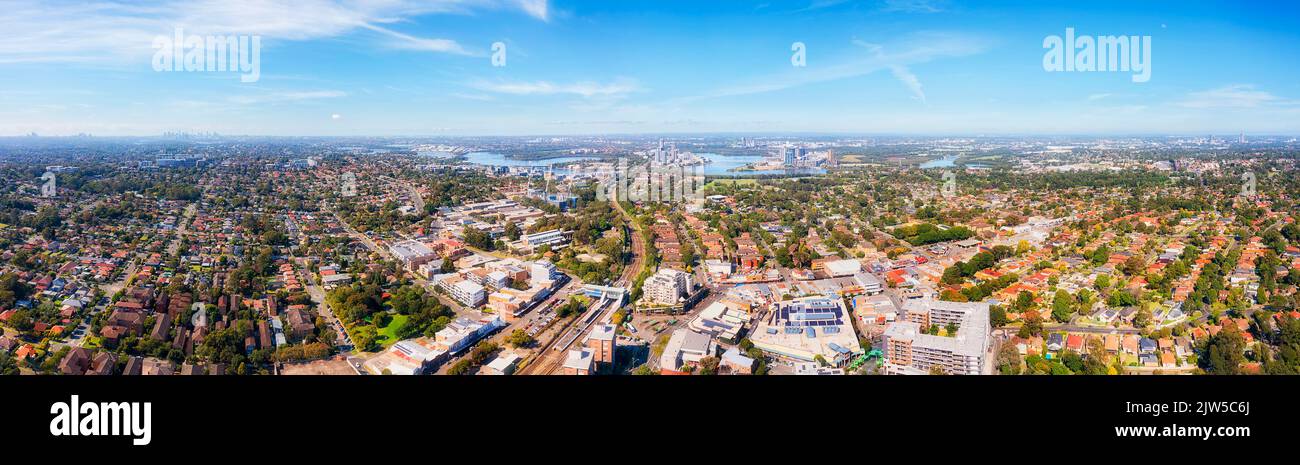 Ampio panorama urbano aereo della grande area di Sydney sulla città o Ryde lungo il fiume Parramatta dal CBD della città a Parramatta. Foto Stock