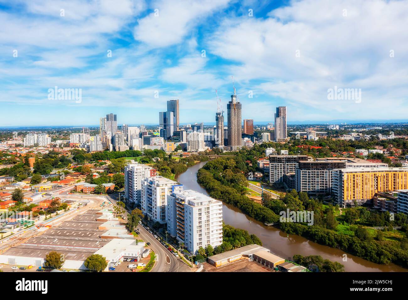 Città di Parramatta CBD sul fiume Parramatta nella parte occidentale di Sydney del NSW, Australia - paesaggio urbano aereo. Foto Stock