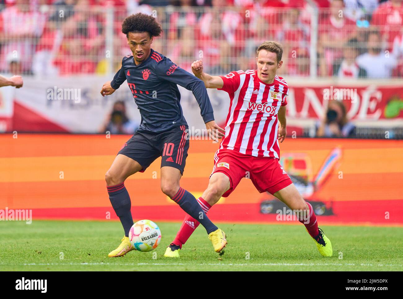 Kingsley Coman, FCB 11 competere per la palla, affrontare, duello, header, zweikampf, Azione, lotta contro Paul Jaeckel, Union Berlin 3 nella partita 1.FC UNION BERLIN - FC BAYERN MUENCHEN 1-1 1.German Football League il 3 settembre 2022 a Berlino, Germania. Stagione 2022/2023, giorno 5, 1.Bundesliga, FCB, München, 5.Spieltag. © Peter Schatz / Alamy Live News - LE NORMATIVE DFL VIETANO L'USO DELLE FOTOGRAFIE come SEQUENZE DI IMMAGINI e/o QUASI-VIDEO - Foto Stock