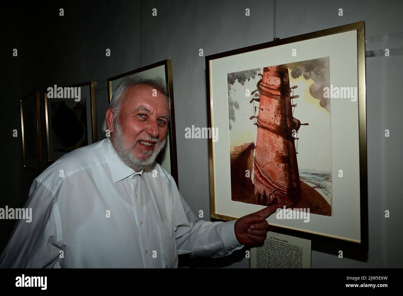 Der Salvador Dalí Experte Pfarrer Dr. Herbert Specht bei der Vernissage DaliBibliaSacrall in der Frauenkirche. Görlitz, 03.09.2022 Foto Stock