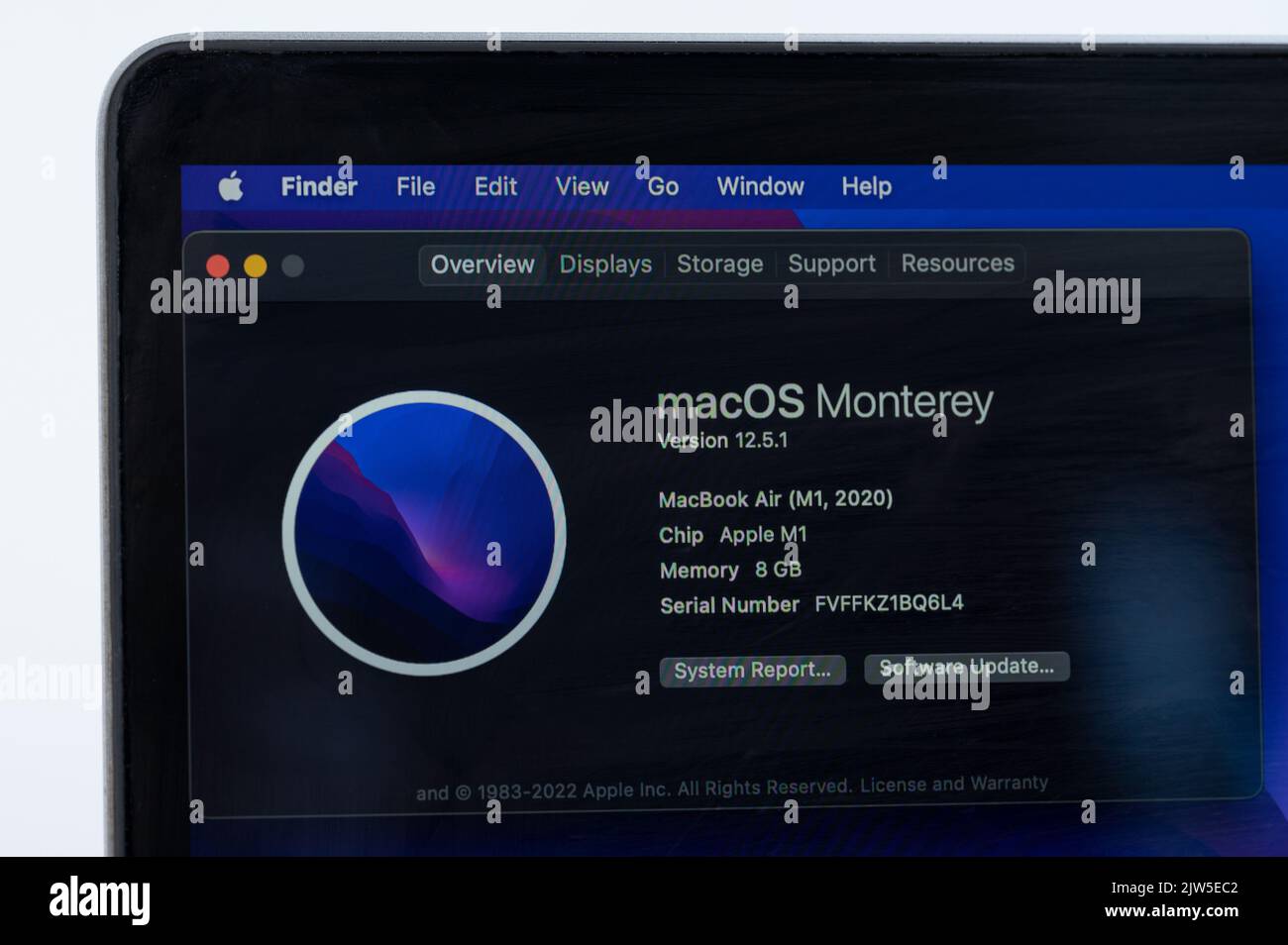 New york, USA - 3 settembre 2022: Specifiche del laptop MacBook Air su chip M1 in esecuzione su MacOS Monterey vista ravvicinata sullo schermo Foto Stock