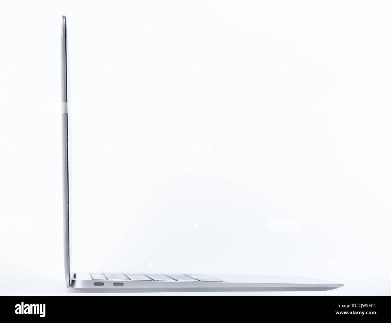 Laptop in metallo argento vista laterale posteriore isolato su sfondo bianco studio Foto Stock