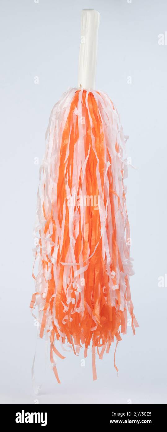 Cheer pompom giocattolo colore arancione isolato su sfondo studio Foto Stock