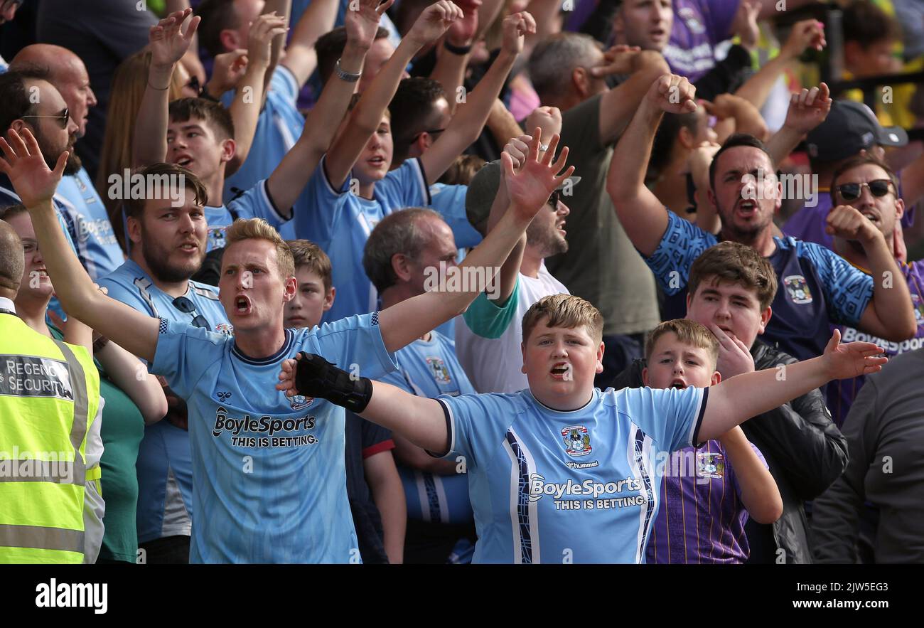 Norwich, Regno Unito. 03rd Set, 2022. Tifosi di Coventry durante la partita del Campionato Sky Bet tra Norwich City e Coventry City a Carrow Road il 3rd 2022 settembre a Norwich, Inghilterra. (Foto di Mick Kearns/phcimages.com) Credit: PHC Images/Alamy Live News Foto Stock