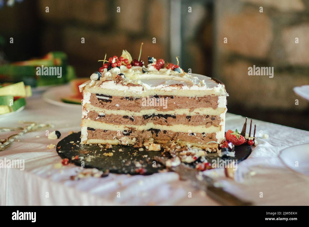 Primo piano della torta nuziale mangiata a metà Foto Stock