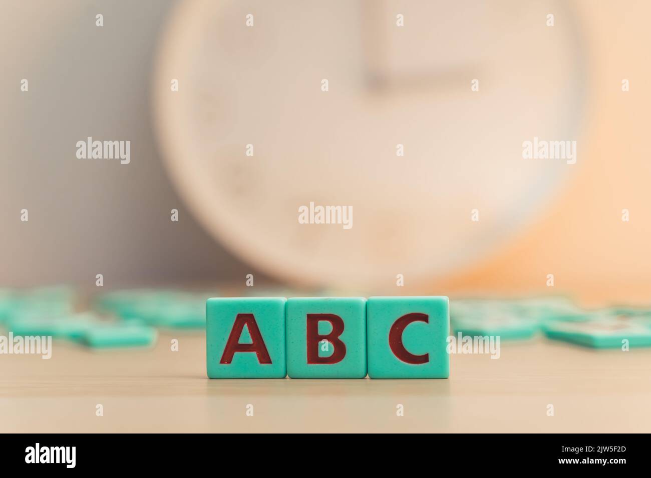 L'alfabeto ABC è composto da piccoli cubi colorati con lettere. Inizi della scuola. Sviluppo dei bambini. Foto di alta qualità Foto Stock