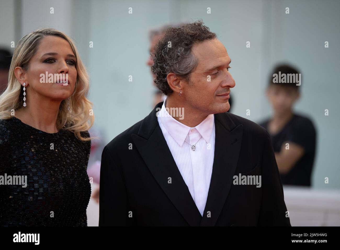 Lido di Venezia, Italia. 03rd Set, 2022. Claudio Santamaria e sua moglie Francesca barra arrivano il 3 settembre 2022 per la proiezione del film 'Argentina, 1985' presentato al concorso Venezia 79 durante il 79th° Festival Internazionale del Cinema di Venezia al Lido di Venezia a Venezia. © Photo: Cinzia Camela. Credit: Independent Photo Agency/Alamy Live News Foto Stock