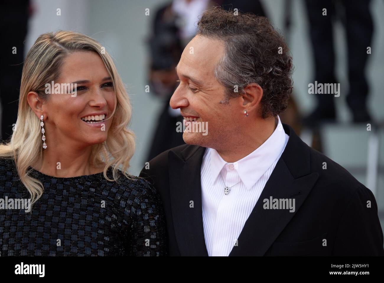 Lido di Venezia, Italia. 03rd Set, 2022. Claudio Santamaria e sua moglie Francesca barra arrivano il 3 settembre 2022 per la proiezione del film 'Argentina, 1985' presentato al concorso Venezia 79 durante il 79th° Festival Internazionale del Cinema di Venezia al Lido di Venezia a Venezia. © Photo: Cinzia Camela. Credit: Independent Photo Agency/Alamy Live News Foto Stock