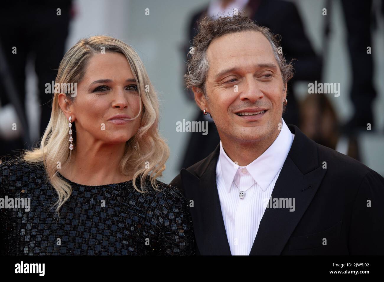 Lido di Venezia, Italia. 03rd Set, 2022. Claudio Santamaria e sua moglie Francesca barra arrivano il 3 settembre 2022 per la proiezione del film 'Argentina, 1985' presentato al concorso Venezia 79 durante il 79th° Festival Internazionale del Cinema di Venezia al Lido di Venezia a Venezia. © Photo: Cinzia Camela. Credit: Independent Photo Agency/Alamy Live News Foto Stock