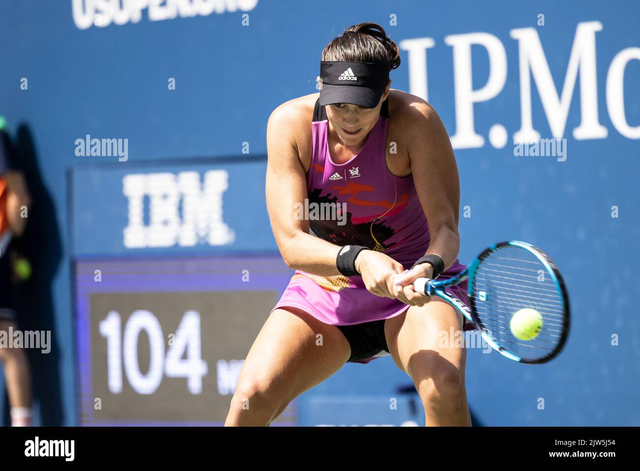 New York, Stati Uniti. 03rd Set, 2022. Garbine Muguruza di Spagna torna palla durante il 3rd ° turno di US Open Championships match contro Petra Kvitova della Repubblica Ceca presso il Billie Jean King National Tennis Center di New York il 3 settembre 2022. Kvitova ha vinto in tre set. (Foto di Lev Radin/Sipa USA) Credit: Sipa USA/Alamy Live News Foto Stock