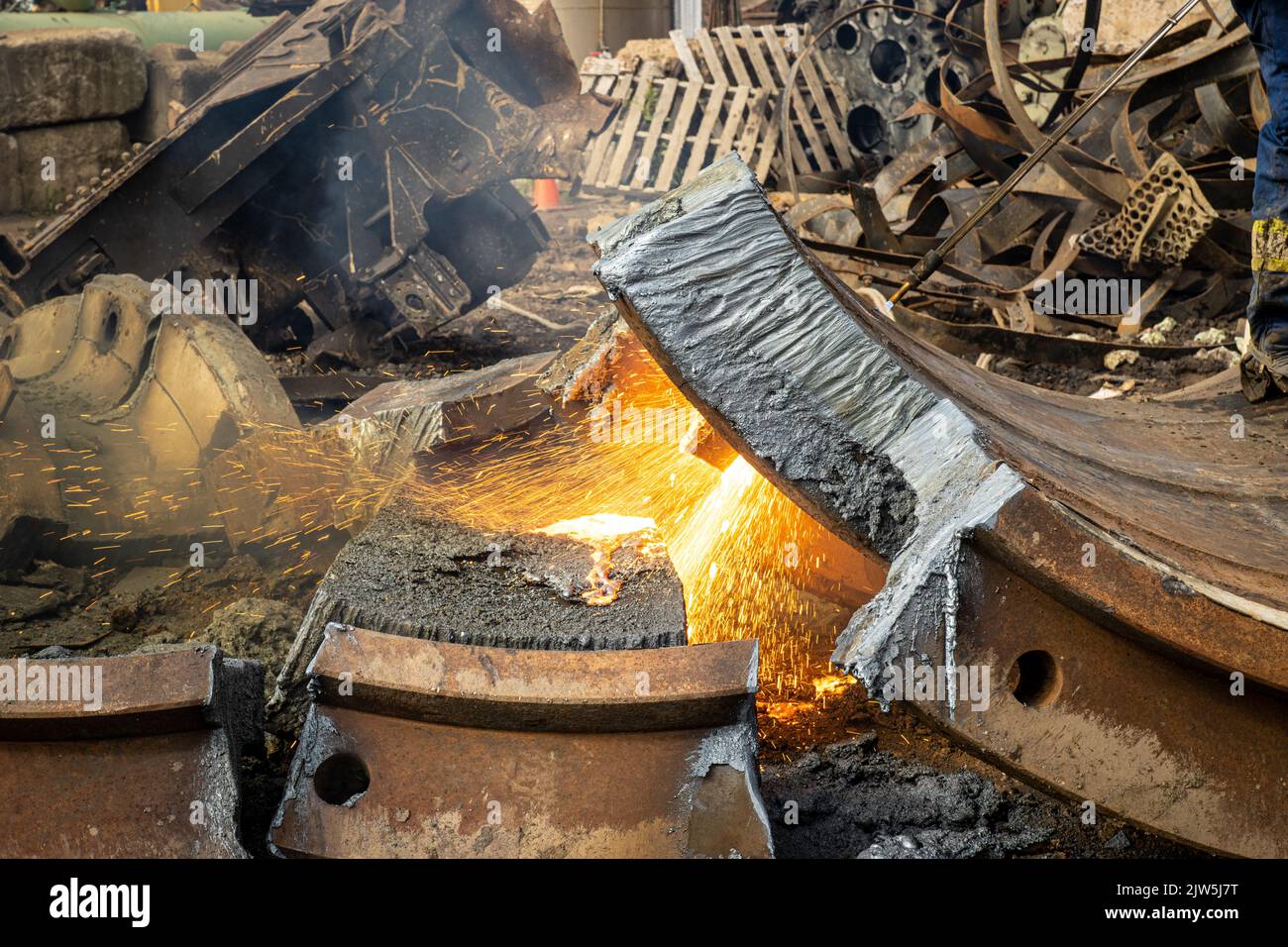 Un primo piano di una torcia per il taglio dell'acetilene utilizzata per tagliare l'acciaio Foto Stock