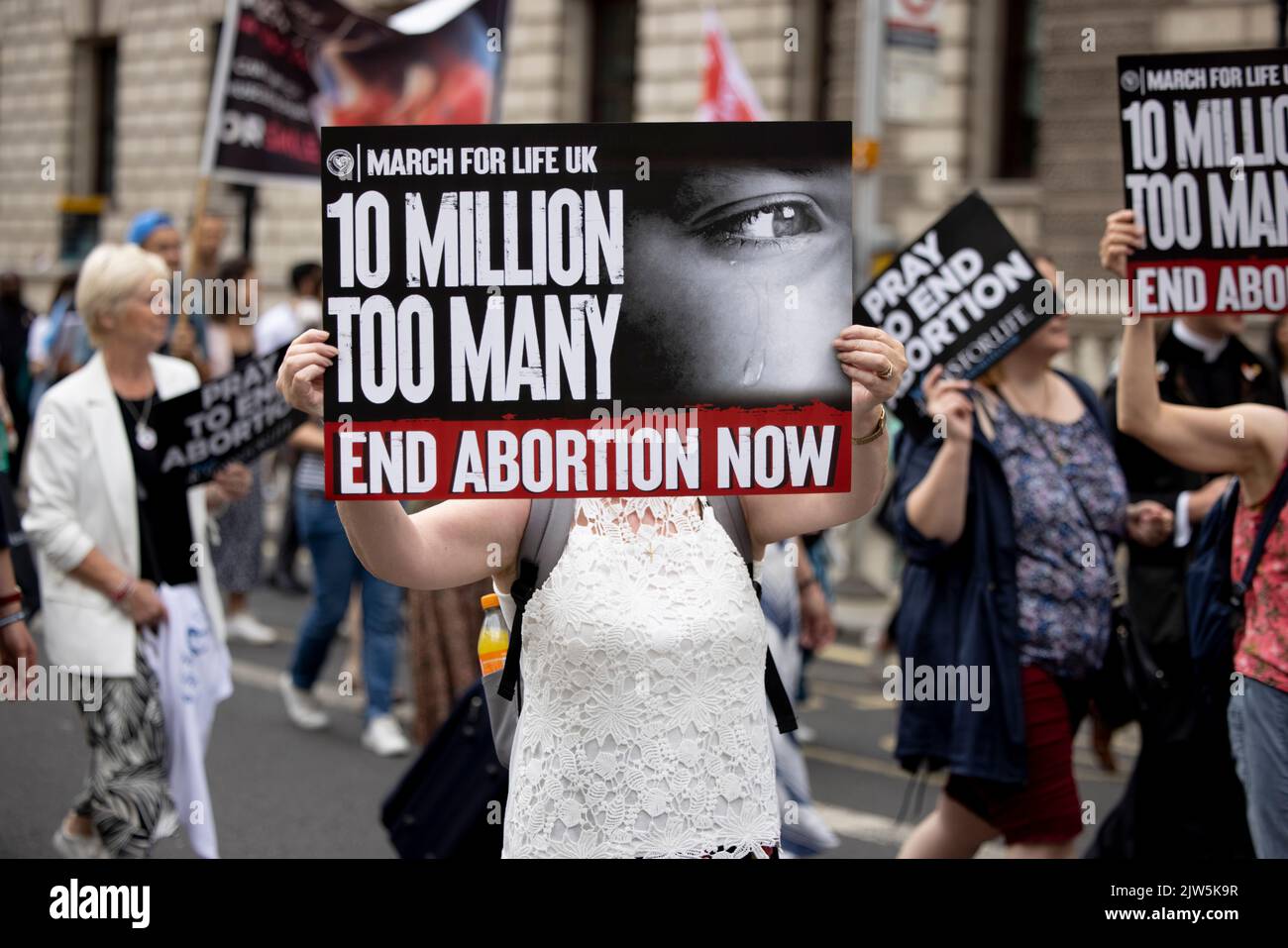 Londra, Regno Unito. 03rd Set, 2022. Una fautrice pro-vita ha visto tenere un cartello durante il rally March for Life. Cristiani religiosi e sostenitori della vita marciano nel centro di Londra e chiedono al governo britannico di porre fine all'aborto. Credono nella vita del concepimento e accusano l'attuazione della legge sull'aborto del 1967 che ha portato a oltre 10 milioni di vite perse nel Regno Unito a causa dell'aborto. (Foto di Hesther ng/SOPA Images/Sipa USA) Credit: Sipa USA/Alamy Live News Foto Stock