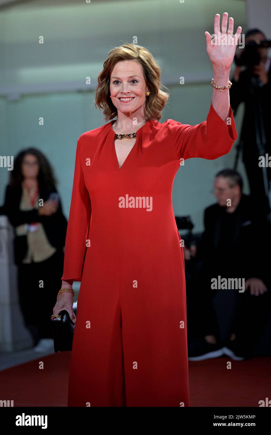 Venezia, Italia. 03rd Set, 2022. VENEZIA, ITALIA - SETTEMBRE 03:Sigourney Weaverspartecipa al tappeto rosso 'Argentina, 1985' al 79th° Festival Internazionale del Cinema di Venezia, il 03 settembre 2022 a Venezia. Credit: dpa/Alamy Live News Foto Stock