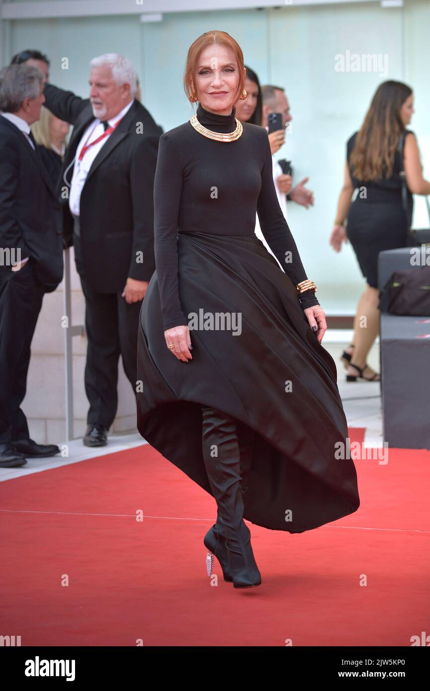 Venezia, Italia. 03rd Set, 2022. VENEZIA, ITALIA - 03 SETTEMBRE: Isabelle Huppertl partecipa al tappeto rosso 'Argentina, 1985' al 79th° Festival Internazionale del Cinema di Venezia, il 03 settembre 2022 a Venezia. Credit: dpa/Alamy Live News Foto Stock