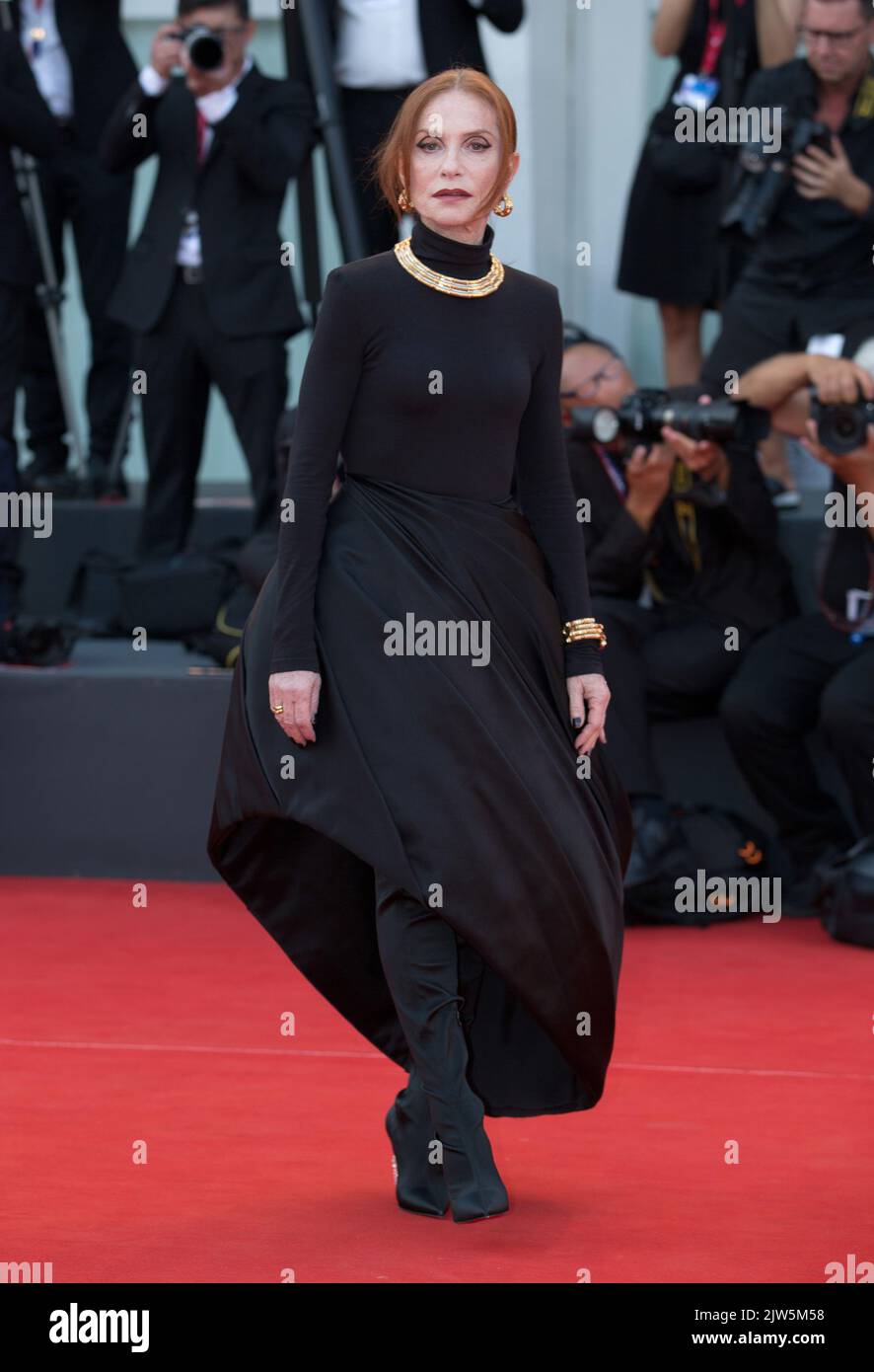VENEZIA, ITALIA. 3 settembre 2022: Isabelle Huppert in prima assoluta di 'Argentina 1985' al 79th° Festival Internazionale del Cinema di Venezia. Foto: Kristina Afanasyeva/Caratteristuflash Credit: Paul Smith/Alamy Live News Foto Stock