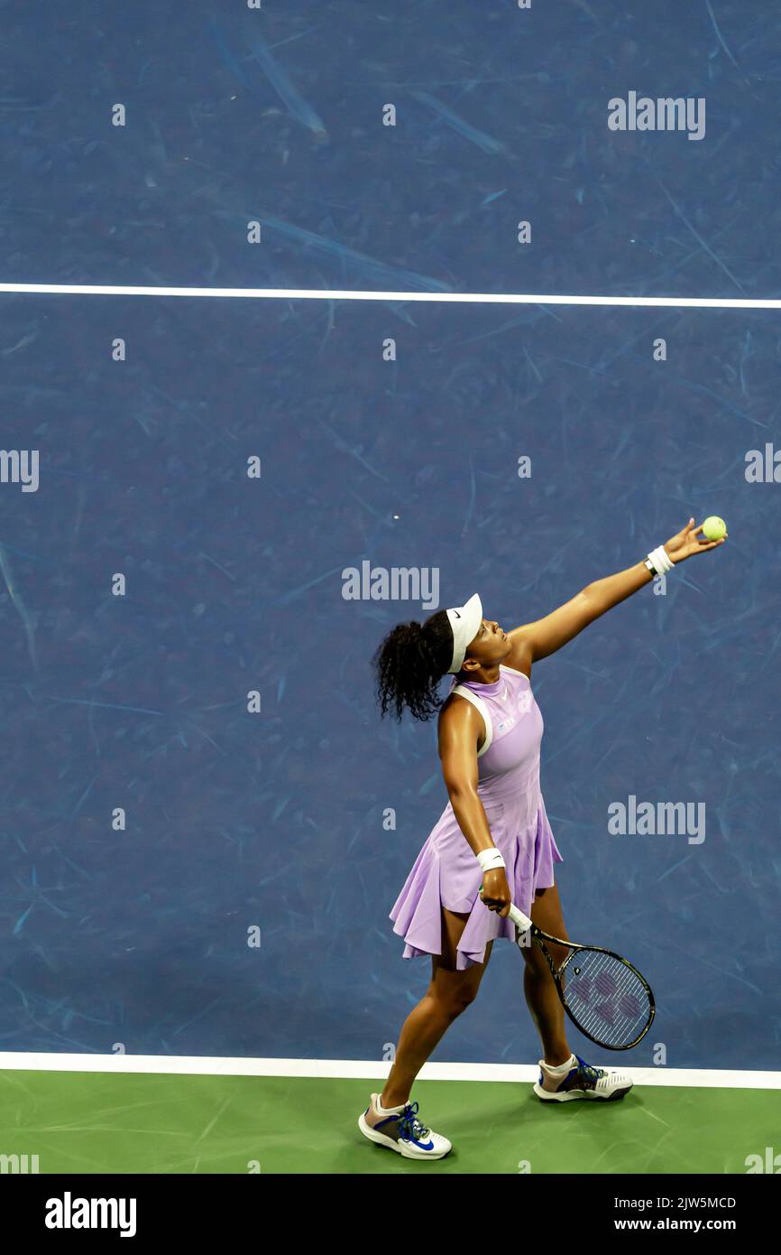 Naomi Osaka (JPN) durante il suo primo turno di perdita al 2022 US Open Tennis. Foto Stock