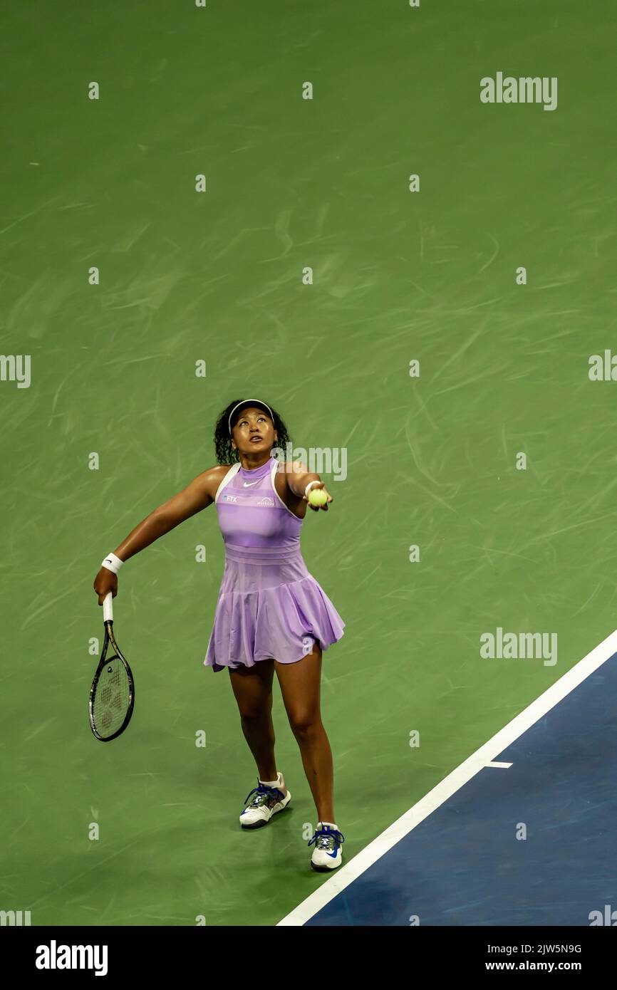Naomi Osaka (JPN) durante il suo primo turno di perdita al 2022 US Open Tennis. Foto Stock