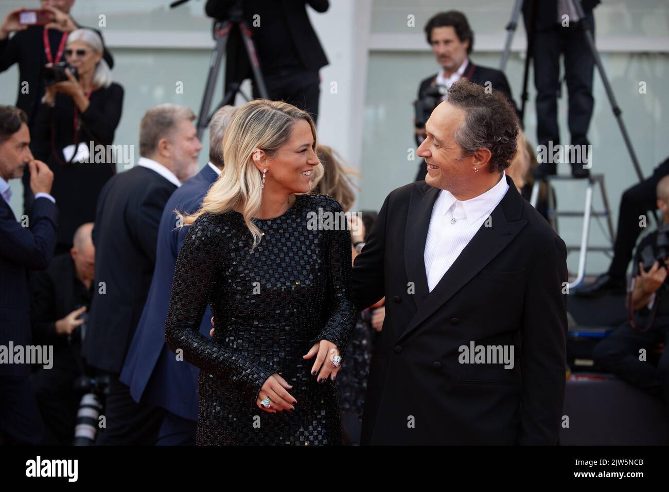 Lido di Venezia, Italia. 03rd Set, 2022. Claudio Santamaria e sua moglie Francesca barra arrivano il 3 settembre 2022 per la proiezione del film 'Argentina, 1985' presentato al concorso Venezia 79 durante il 79th° Festival Internazionale del Cinema di Venezia al Lido di Venezia a Venezia. © Photo: Cinzia Camela. Credit: Independent Photo Agency/Alamy Live News Foto Stock