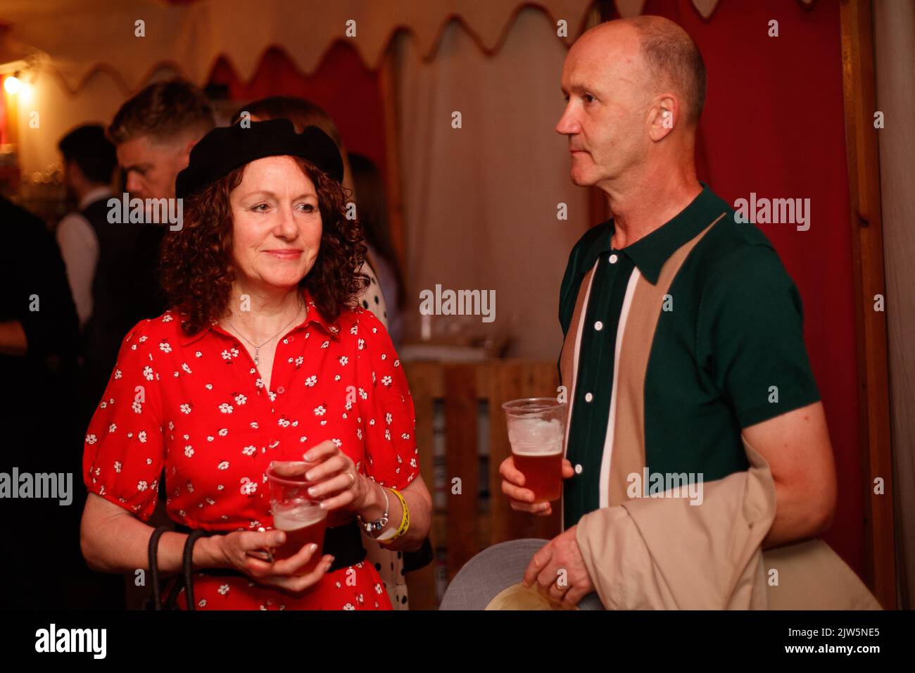 Morecambe, Lancashire, Regno Unito. 3rd Set, 2022. I festaioli vintage Festival godono di una performance dj al festival After party Credit: PN News/Alamy Live News Foto Stock