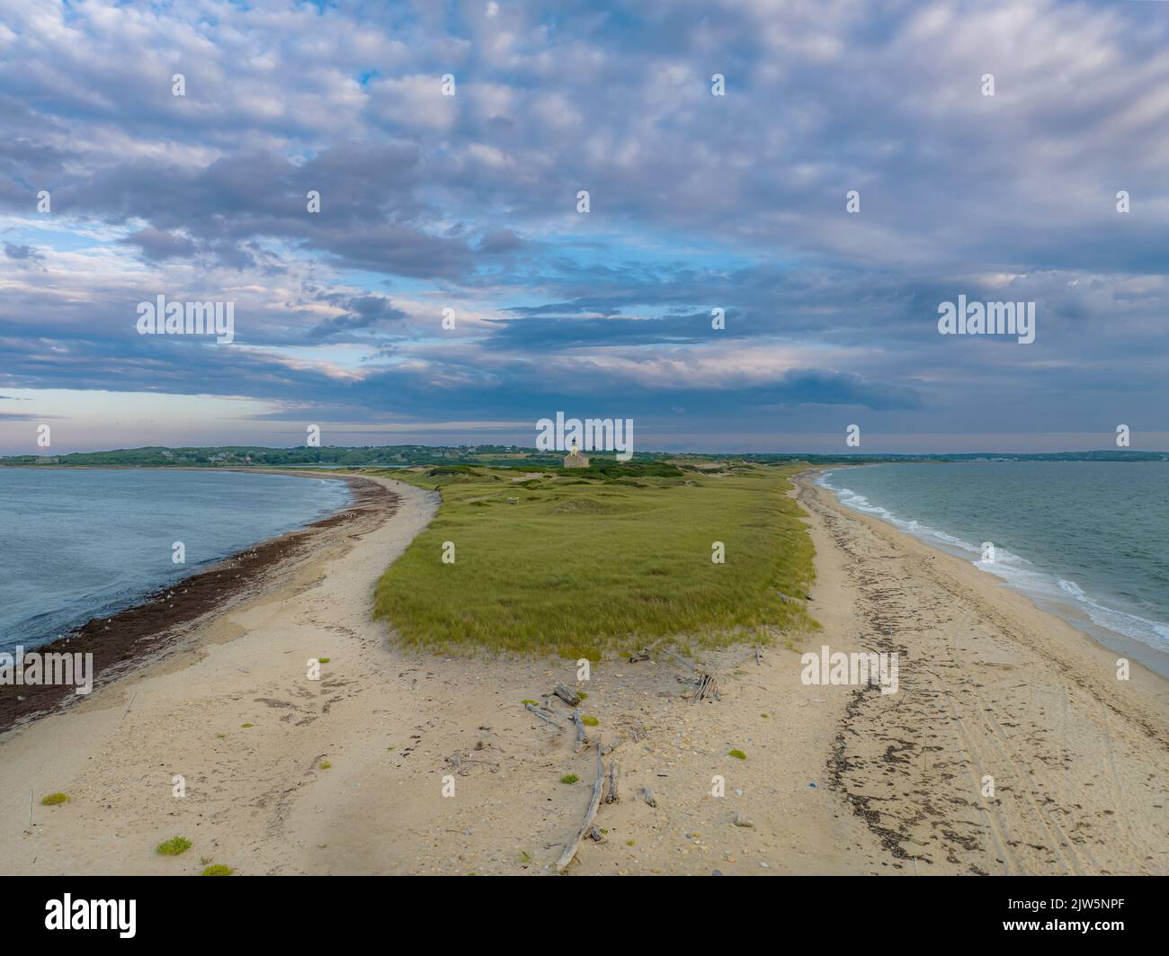 Incredibile foto estiva nel tardo pomeriggio del faro del Nord a Block Island, Rhode Island. Foto Stock