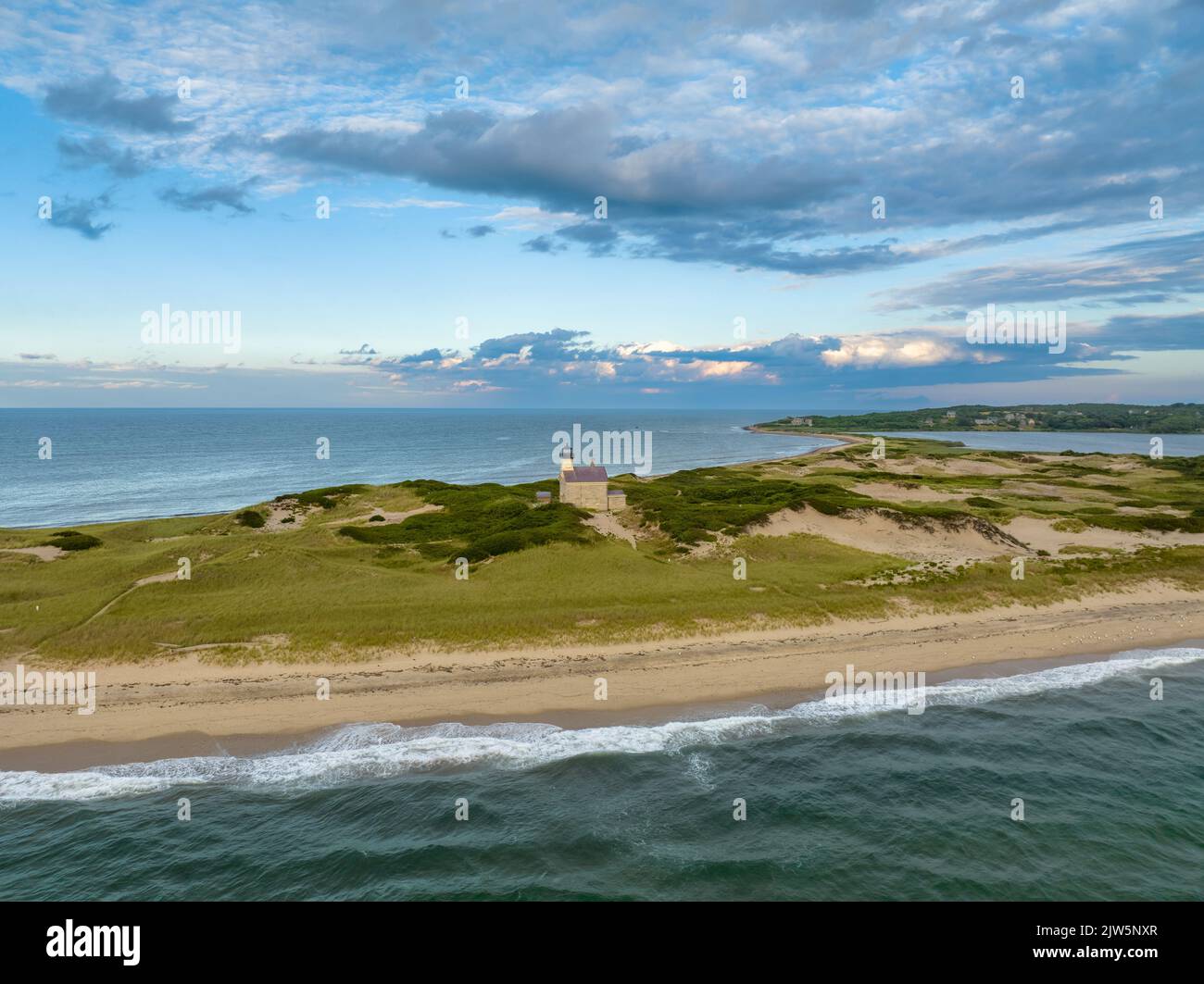Incredibile foto estiva nel tardo pomeriggio del faro del Nord a Block Island, Rhode Island. Foto Stock