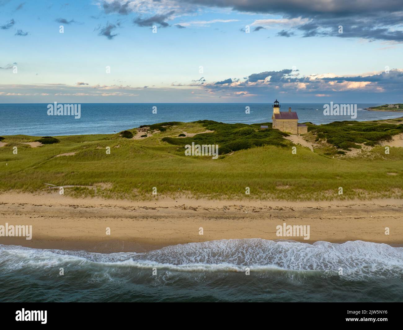 Incredibile foto estiva nel tardo pomeriggio del faro del Nord a Block Island, Rhode Island. Foto Stock
