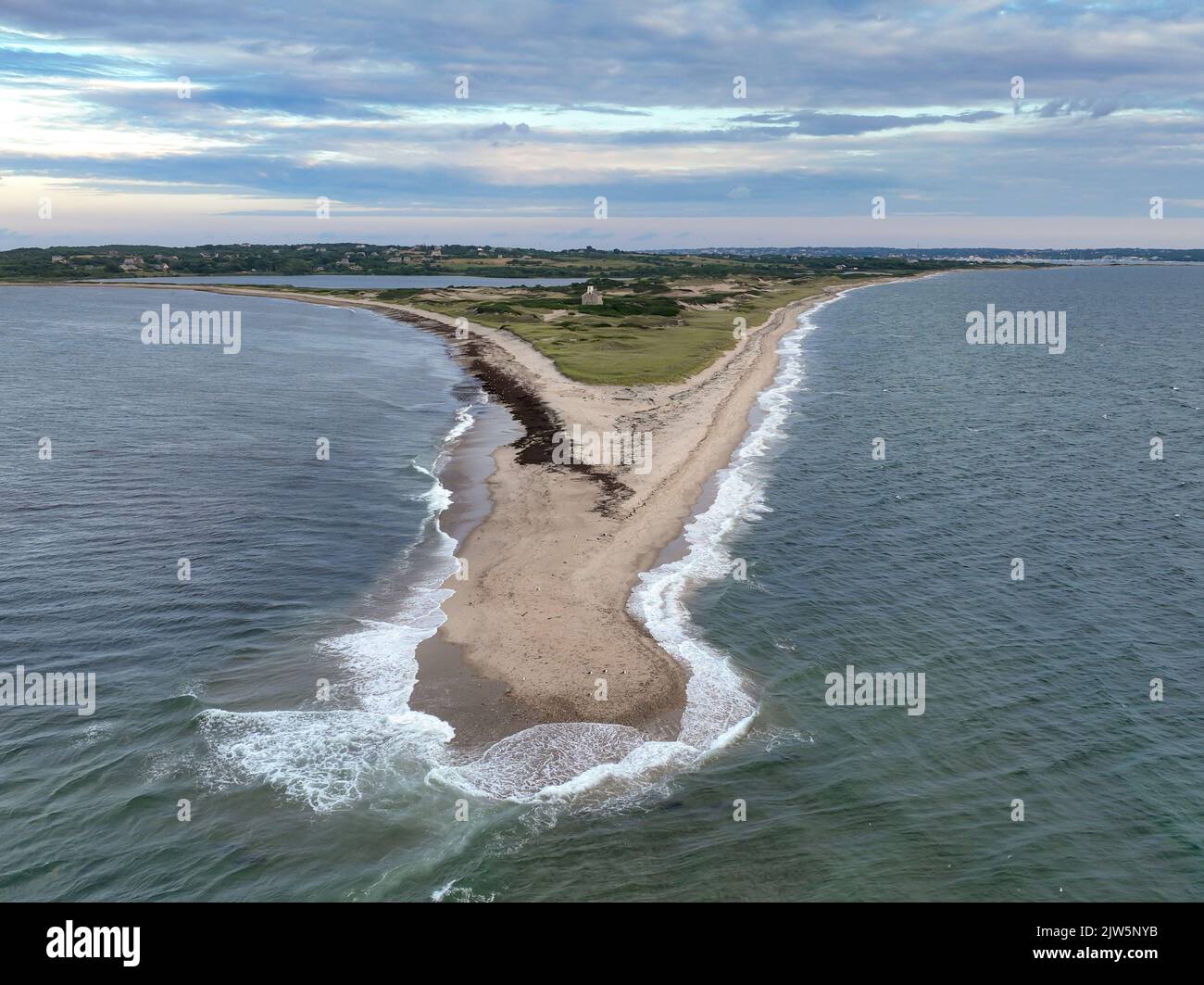 Incredibile foto estiva nel tardo pomeriggio del faro del Nord a Block Island, Rhode Island. Foto Stock