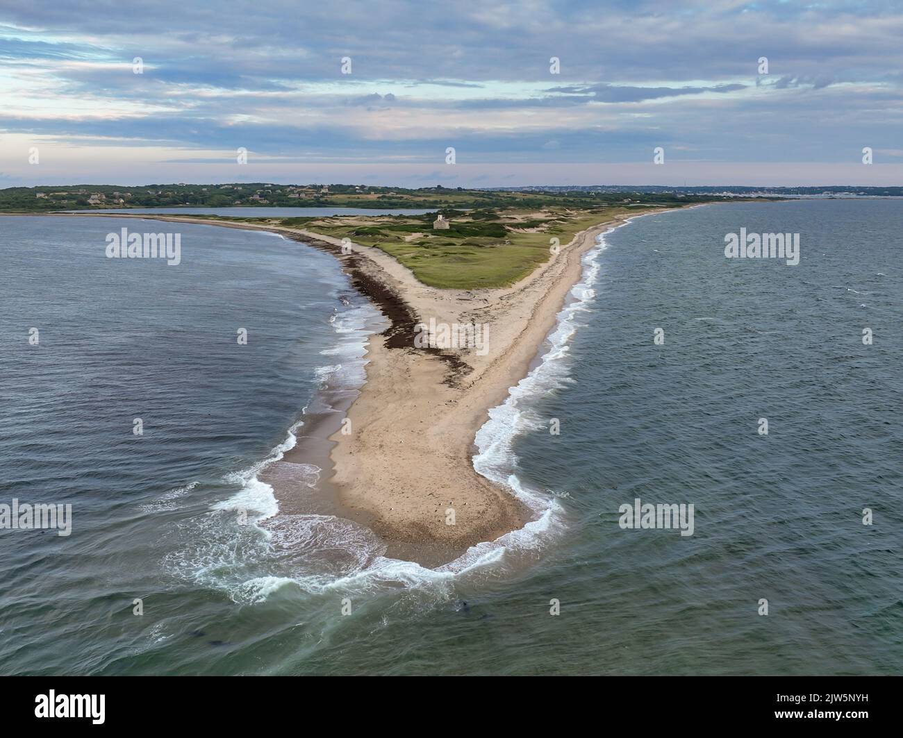 Incredibile foto estiva nel tardo pomeriggio del faro del Nord a Block Island, Rhode Island. Foto Stock