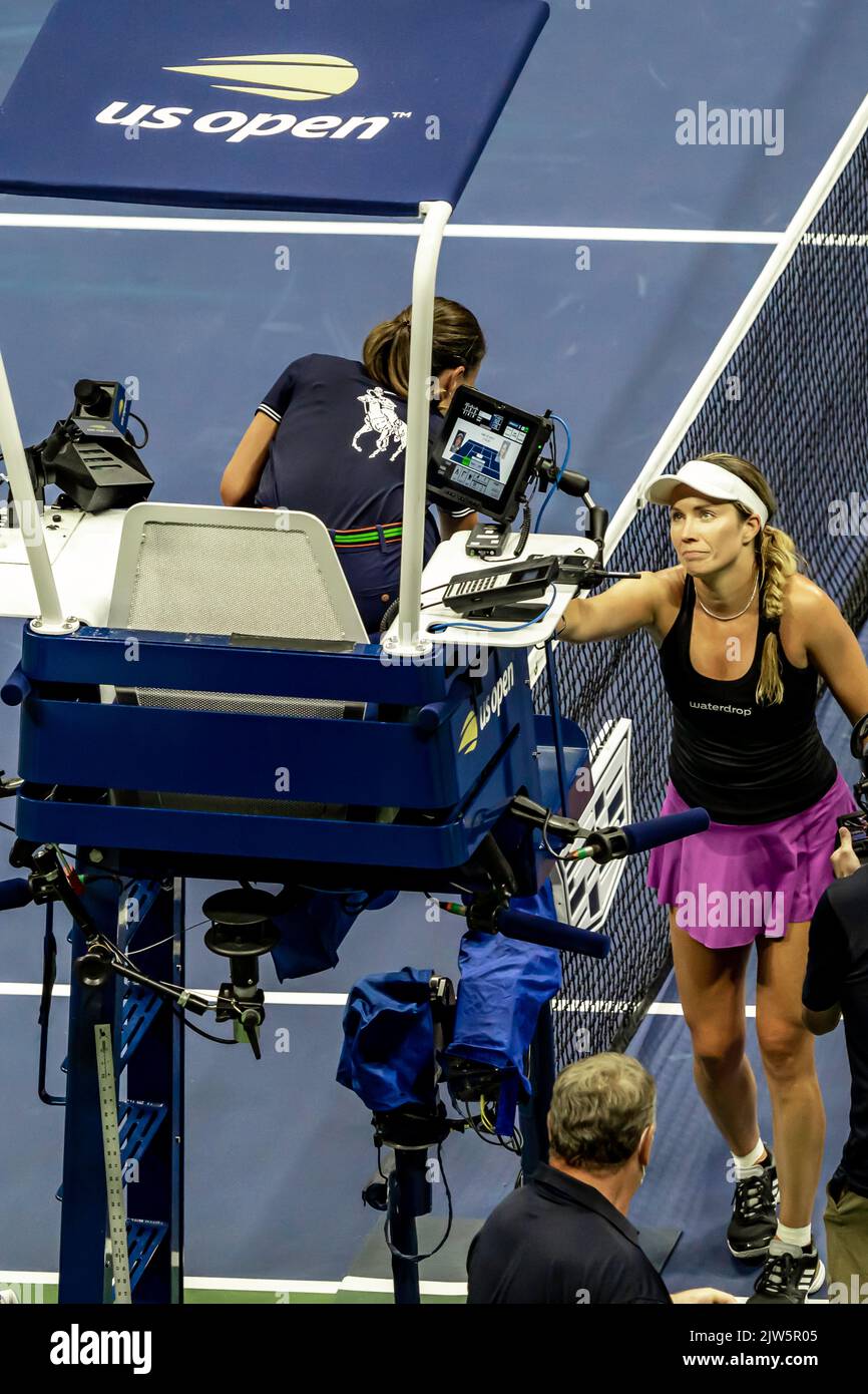 Danielle Collins (USA) sconfigge Naomi Osaka (JPN) durante il primo turno agli US Open Tennis 2022. Foto Stock