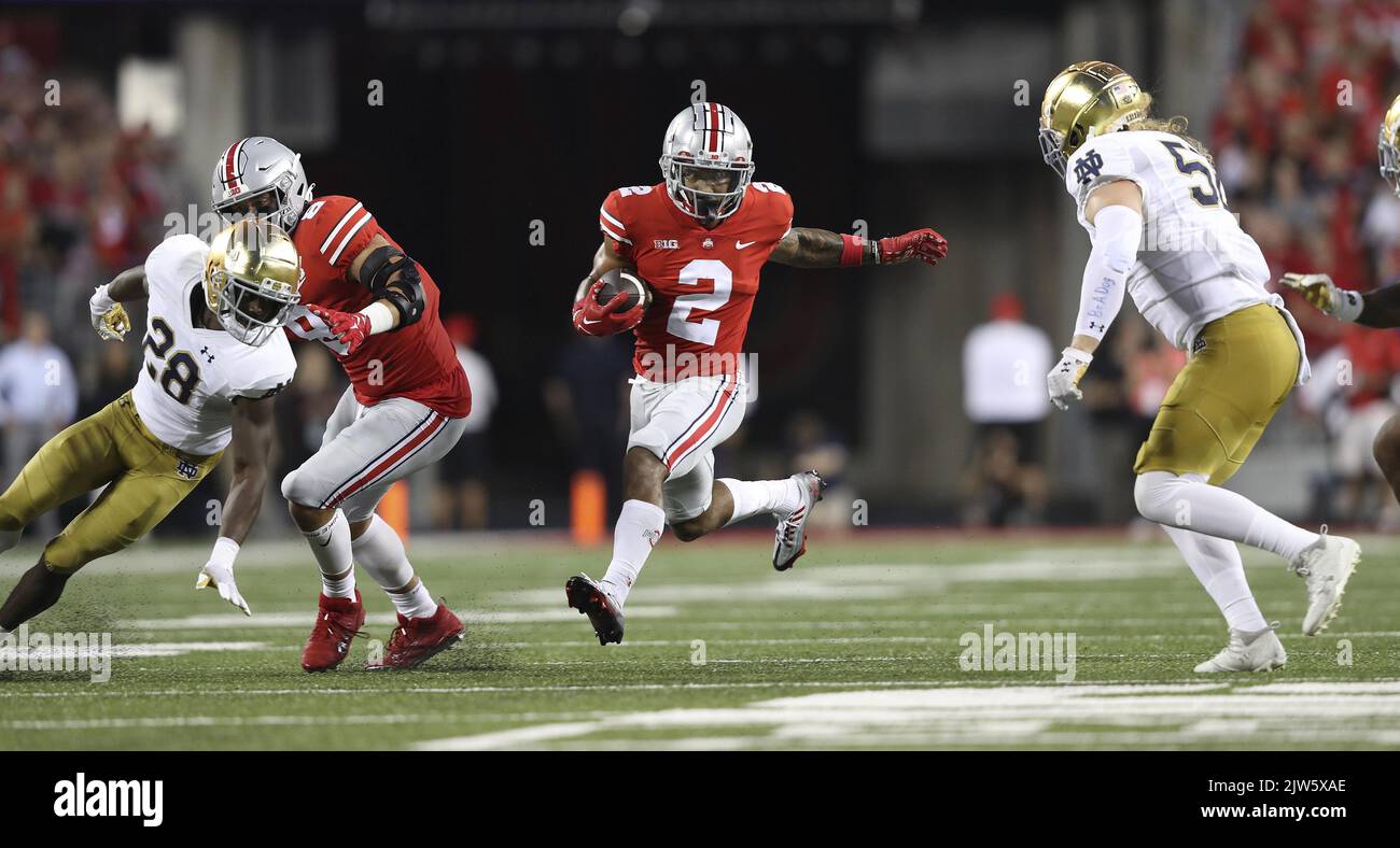 Columbus, Stati Uniti. 03rd Set, 2022. Ohio state Buckeyes Emeka Egbuka (2) corre tra Notre Dame Fighting Irish TaRig Eifert (28) e Bo Bauer (52) dietro un isolato dal compagno di squadra Cade Stover (8) nella prima metà di Columbus, Ohio, sabato 3 settembre 2022. Foto di Aaron Josefczyk/UPI Credit: UPI/Alamy Live News Foto Stock