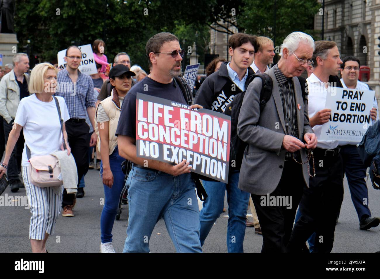 Londra, Regno Unito, 3rd settembre 2022. I gruppi cristiani pro-vita e i leader religiosi, inclusi i vescovi, hanno partecipato a una marcia annuale attraverso Westminster fino a Piazza del Parlamento, 'per proteggere i diritti dei non nati' la vita credente inizia dal concepimento. Quest'anno il gruppo ha registrato 10 milioni di aborti effettuati nel Regno Unito dall'entrata in vigore della legge sull'aborto del 1967. Credit: Undicesima ora di Fotografia/Alamy Live News Foto Stock