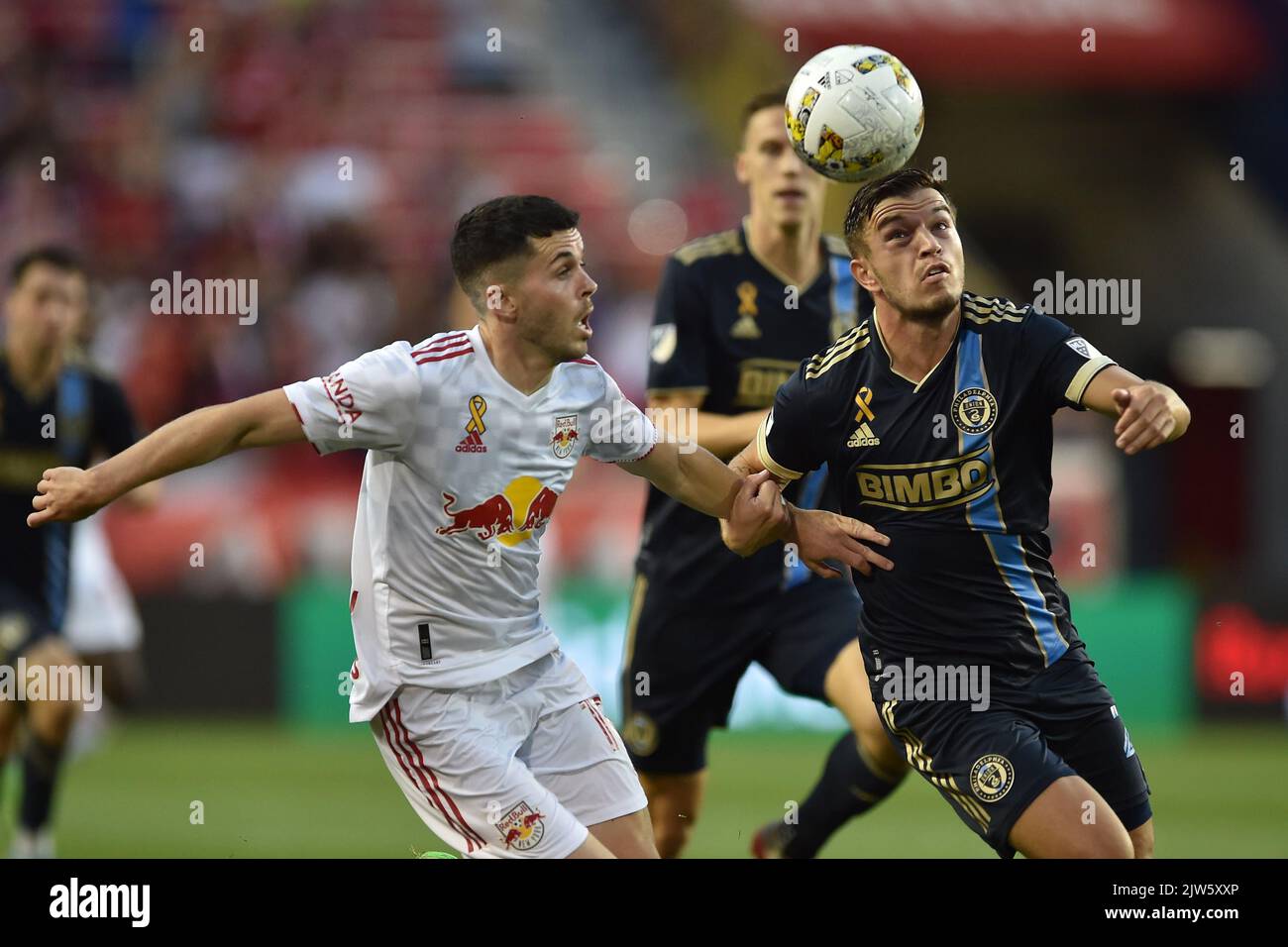 Harrison, New Jersey, Stati Uniti. 3rd Set, 2022. Il difensore dell'Unione di Philadelphia KAI WAGNER (27) e il centrocampista dei Red Bulls DI New York LEWIS MORGAN (10) si battono per la palla alla Red Bull Arena di Harrison New Jersey: New York sconfigge Philadelphia 2-0 (Credit Image: © Brooks von Arx/ZUMA Press Wire) Foto Stock