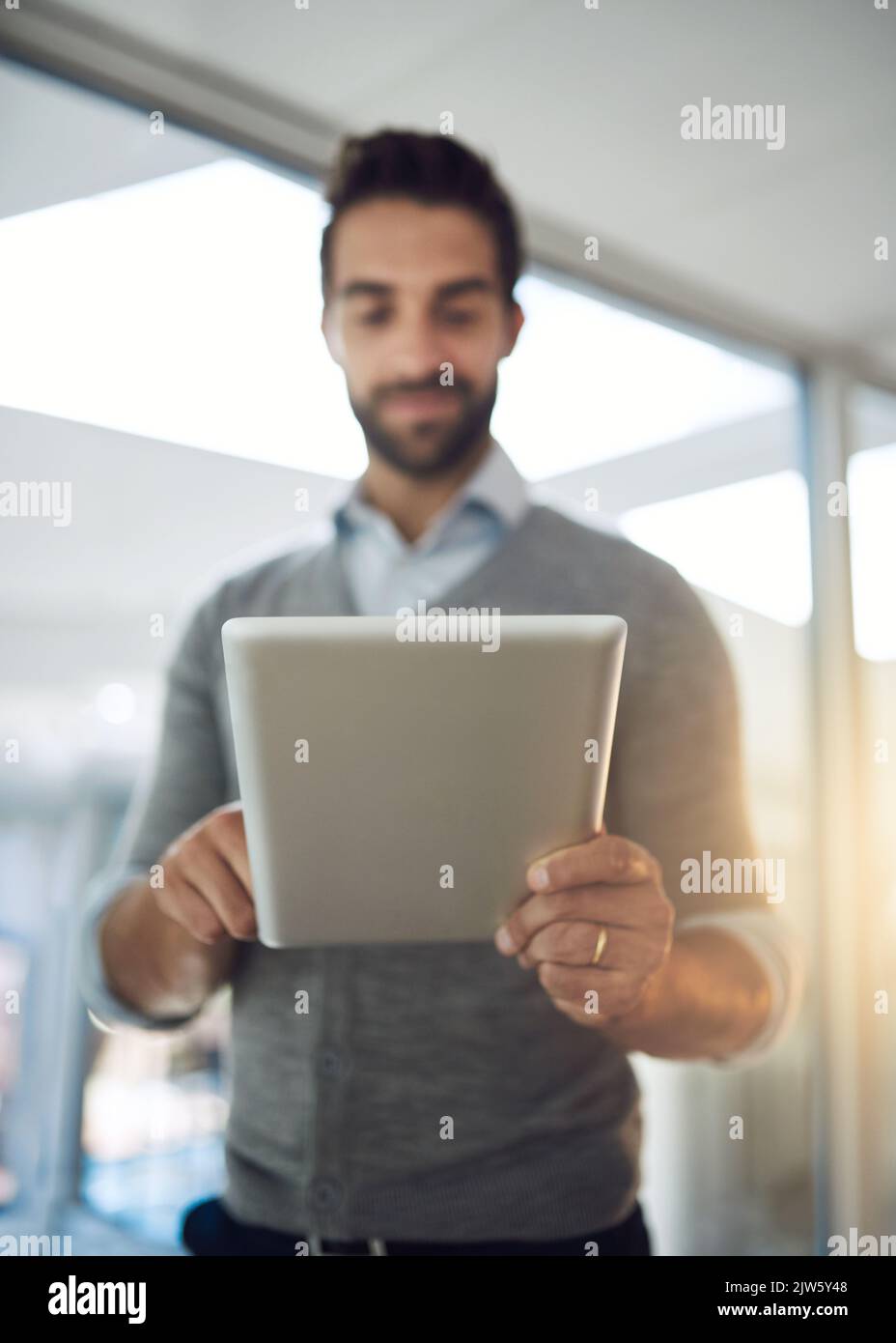 Rimane in cima al suo lavoro, un uomo d'affari che lavora nel suo ufficio. Foto Stock