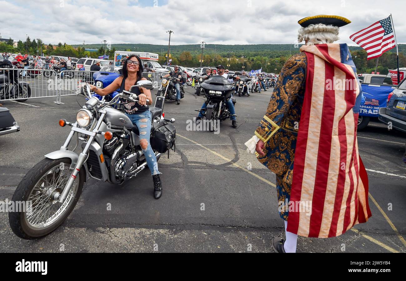 Wilkes barre Township, Stati Uniti. 03rd Set, 2022. I motociclisti per Trump arrivano al raduno di Trump. L’ex presidente Donald Trump ha tenuto un raduno a Wilkes-barre-barre Township, a cui hanno partecipato circa 10.000 persone, e gran parte del parcheggio era una fila di persone in attesa di entrare. (Foto di Aimee Dilger/SOPA Images/Sipa USA) Credit: Sipa USA/Alamy Live News Foto Stock