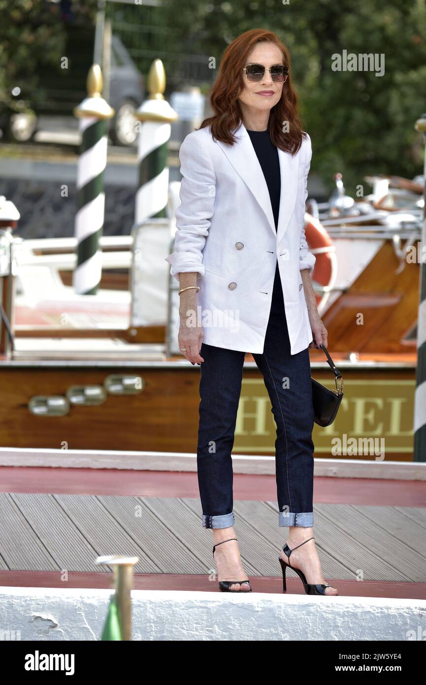 Venezia, Italia. 03rd Set, 2022. Isabelle Huppert arriva all'Hotel Excelsior in occasione del 79th° Festival Internazionale del Cinema di Venezia sabato 3 settembre 2022 a Venezia. Foto di Rocco Spaziani/UPI Credit: UPI/Alamy Live News Foto Stock