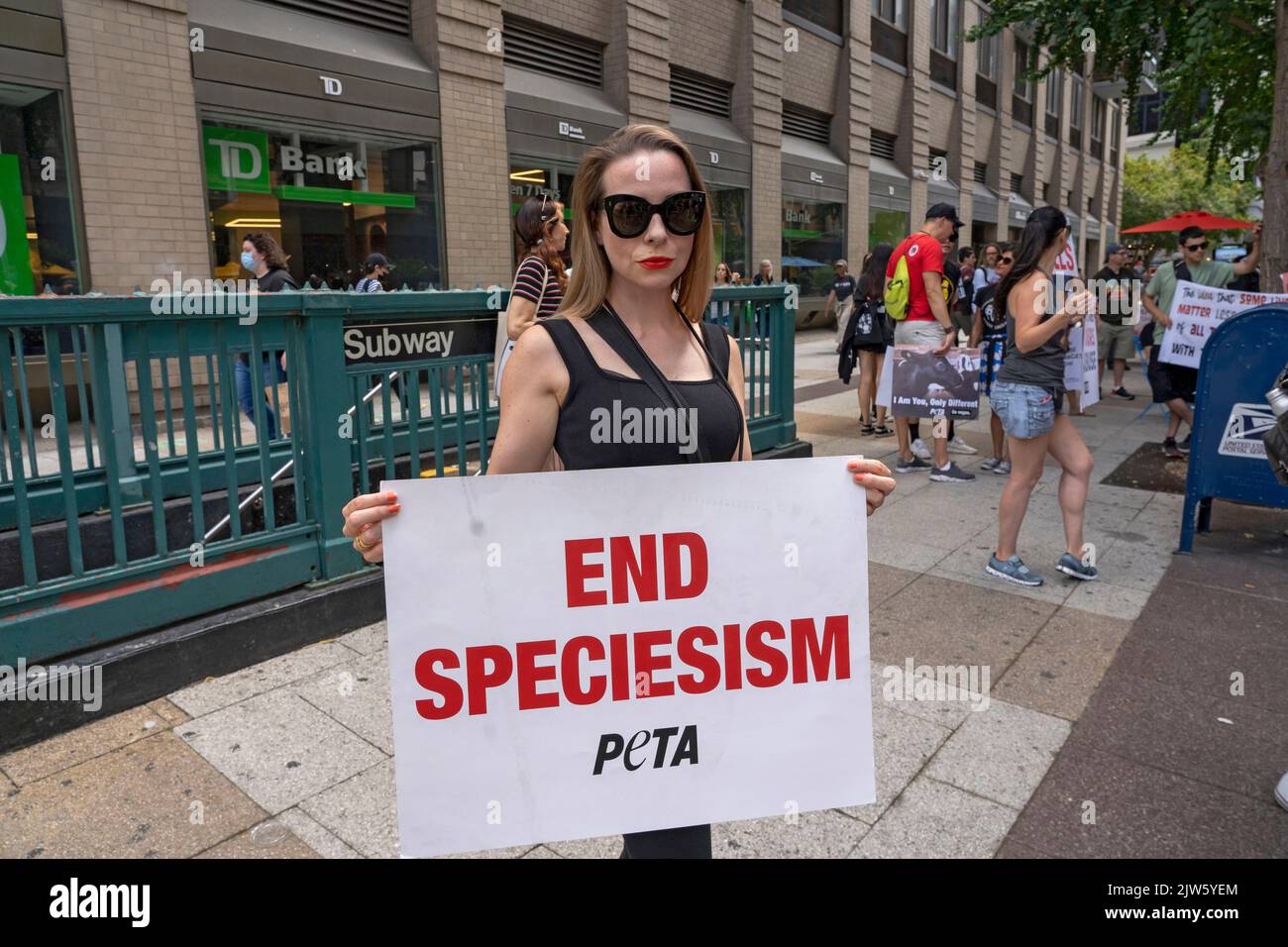 NEW YORK, NY - 27 AGOSTO 2022: Centinaia di attivisti per i diritti degli animali partecipano al Animal Rights March NYC per protestare contro gli abusi sugli animali e contro Dior An Foto Stock