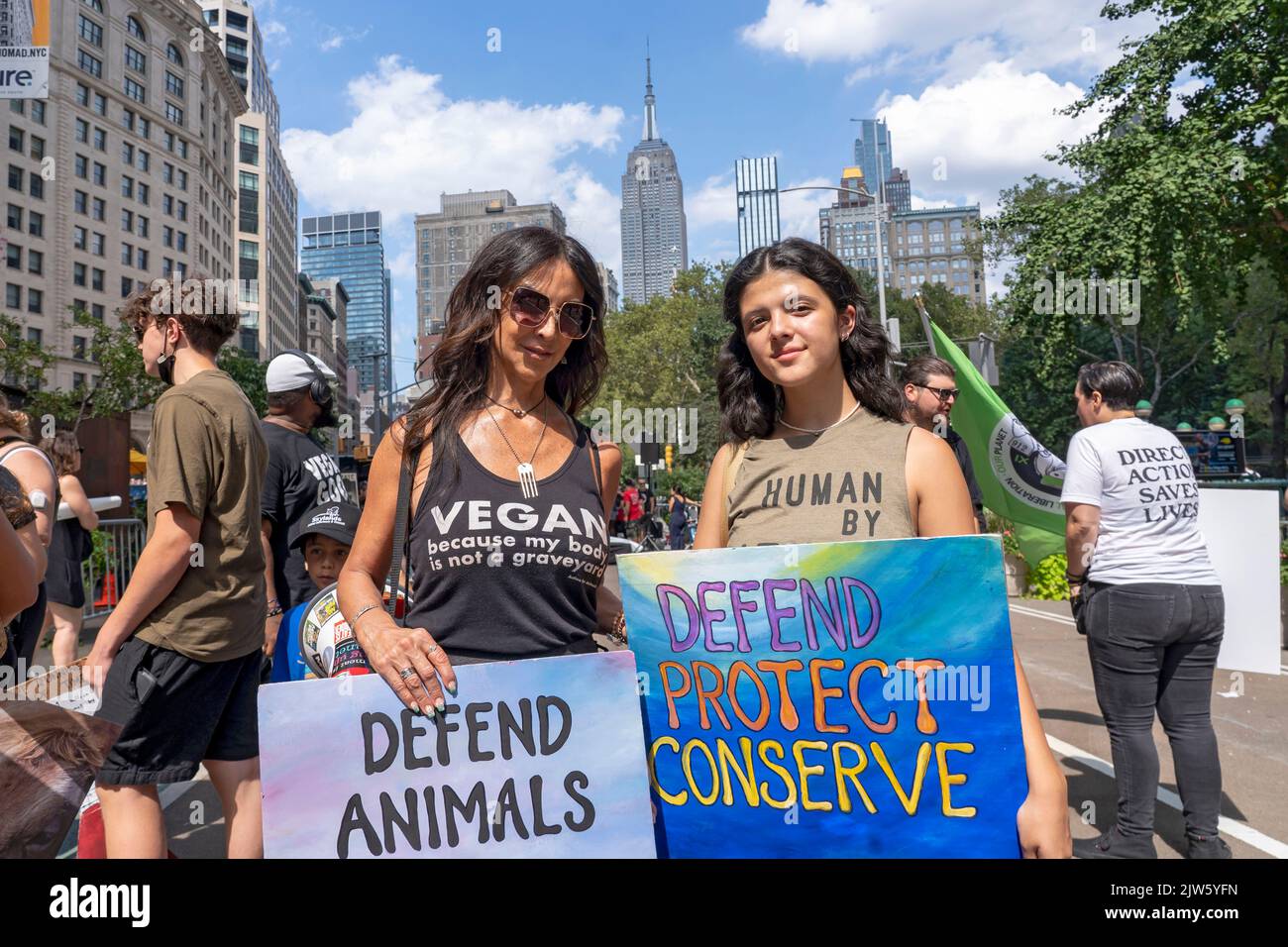 NEW YORK, NY - 27 AGOSTO 2022: Centinaia di attivisti per i diritti degli animali partecipano al Animal Rights March NYC per protestare contro gli abusi sugli animali e contro Dior An Foto Stock