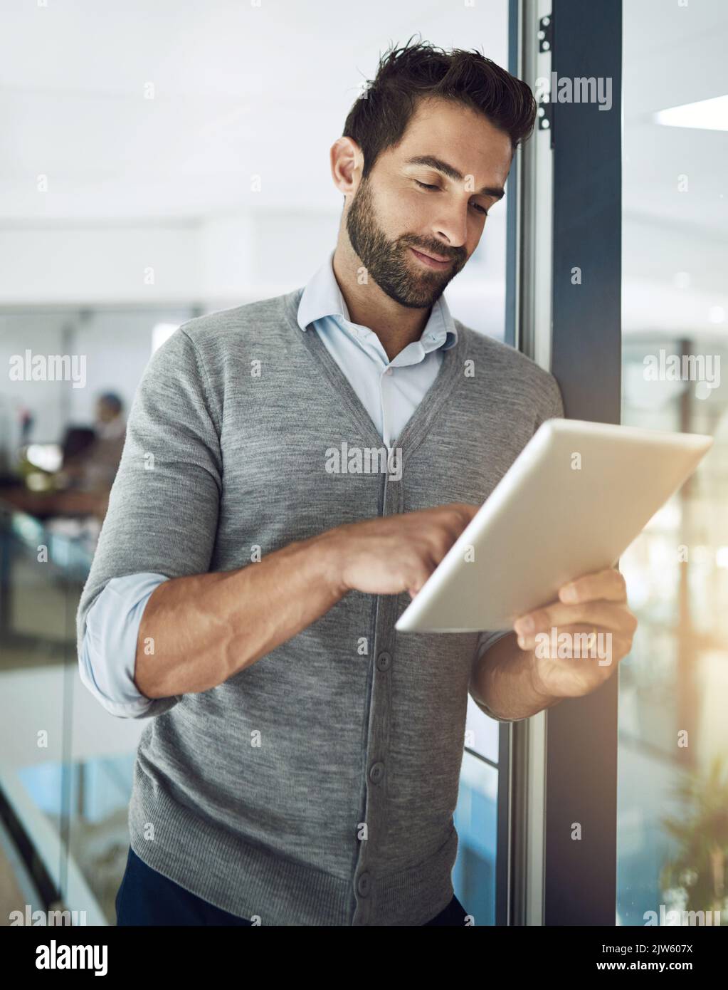 Rimane in cima al suo lavoro, un uomo d'affari che lavora nel suo ufficio. Foto Stock