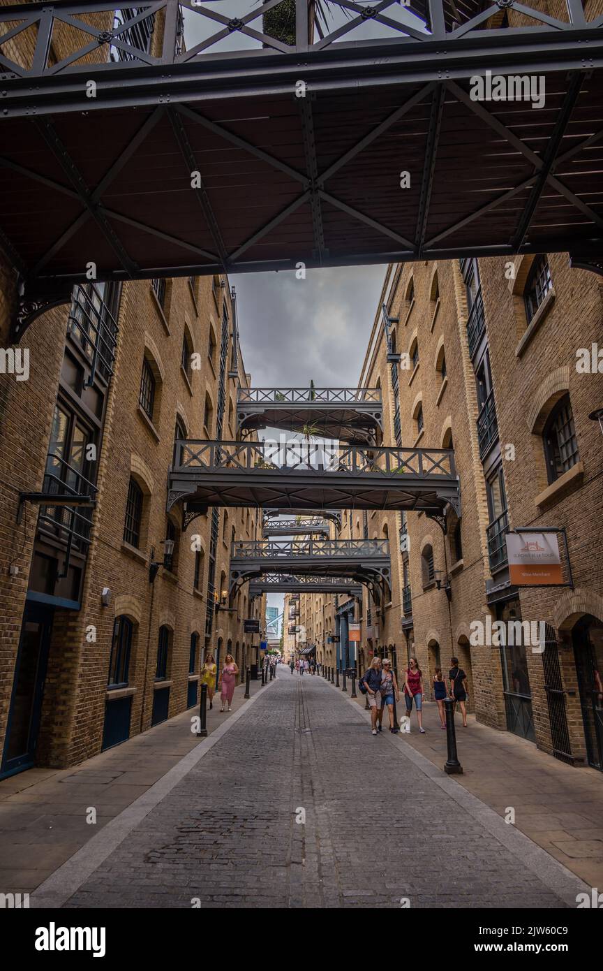 Londra UK - 21 agosto 2022: Vista sulla strada del Thames Shad una storica strada lungo il fiume accanto al Tower Bridge a Bermondsey Foto Stock